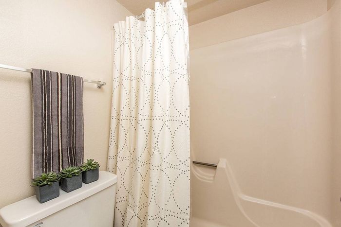 full bath with shower tub combo at Metro on Main