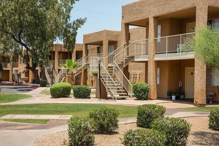 common area with walkways and 2 story apartment building in the back at metro on main