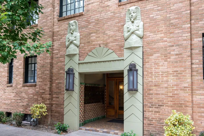 Exterior of Manhattan in Portland, Oregon