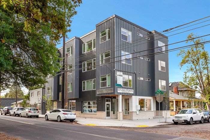 Exterior of Studio Pointe Apartments in the Sellwood-Westmoreland Neighborhood in Portland, OR