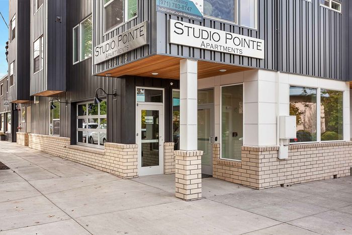 Exterior of Studio Pointe Apartments in the Sellwood-Westmoreland Neighborhood in Portland, Oregon