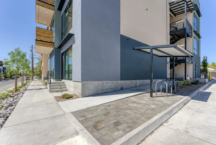 corner of 3 story apartment building at oner midtown