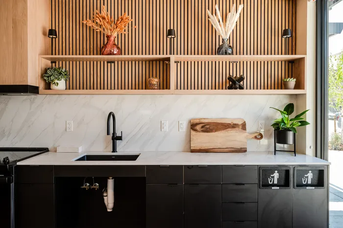 Community kitchenette and lounge area at Rivenwood in Salem, OR