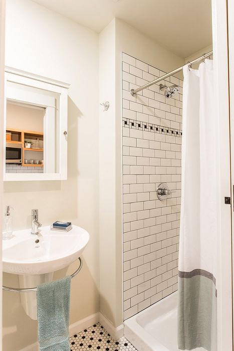 full bathroom at fairmount apartments