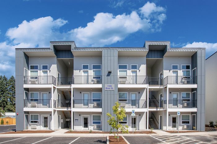 exterior of 3 story Rogers Landing Apartment building