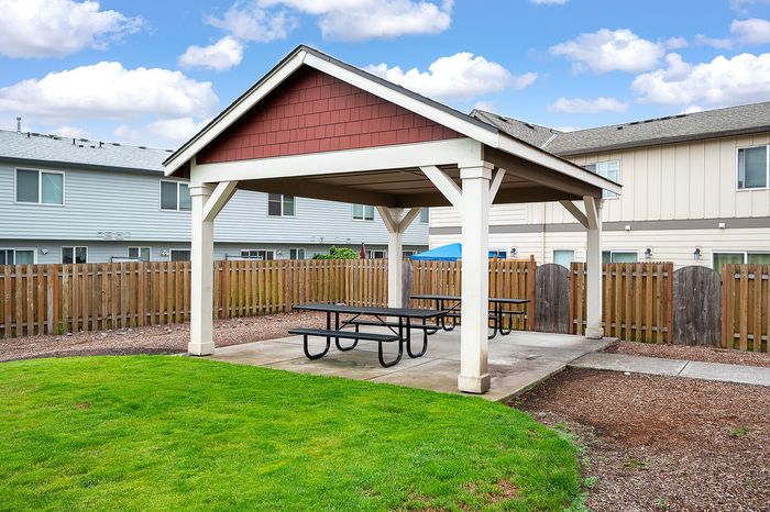 Picnic area at Fairview Court Townhomes located in Vancouver, WA