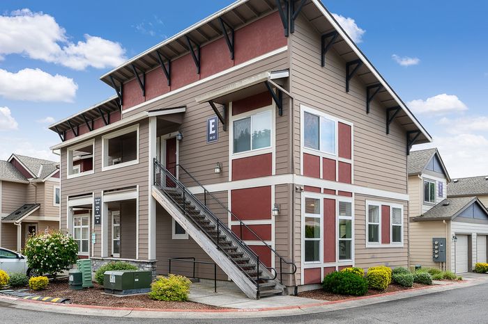 Exterior Building E at Fairview Court in Vancouver, WA