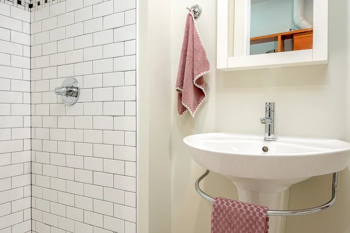 bathroom with shower and pedestal sink at Fairmount Apartments located in Portland, OR
