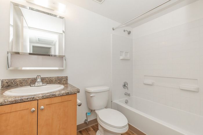 bathroom with shower/tub combo