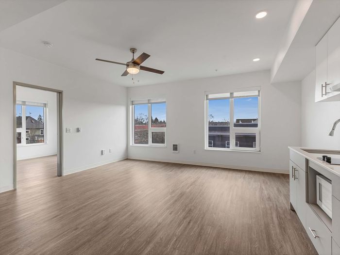 Bright, open living area with ceiling fan at Koz on N. Killingsworth.