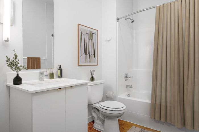 Virtually staged bathroom at Cassi