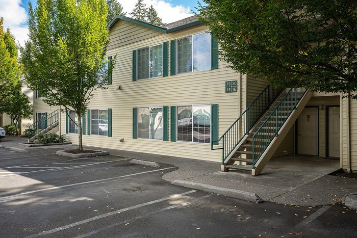 Exterior of buildings at Arborlane Apartments
