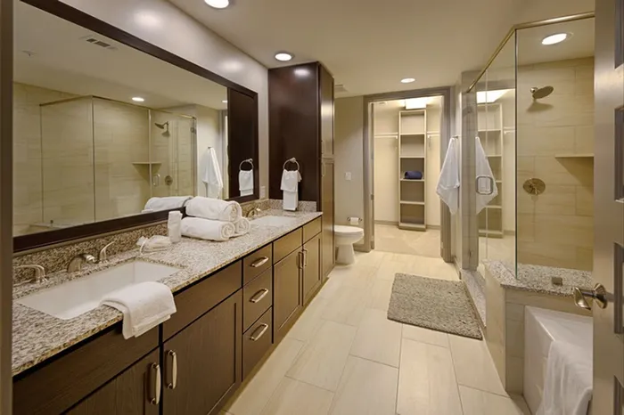 Light-Filled Principal Bathroom | The McAdams at Memorial City | HOUSTON, TEXAS