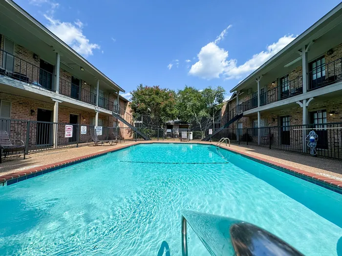 Memorial City Apartments pool | Houston, TX