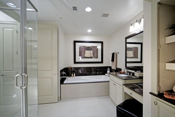 Spacious Bathroom | Houston TX Apartment For Rent | The Belle Meade at River Oaks