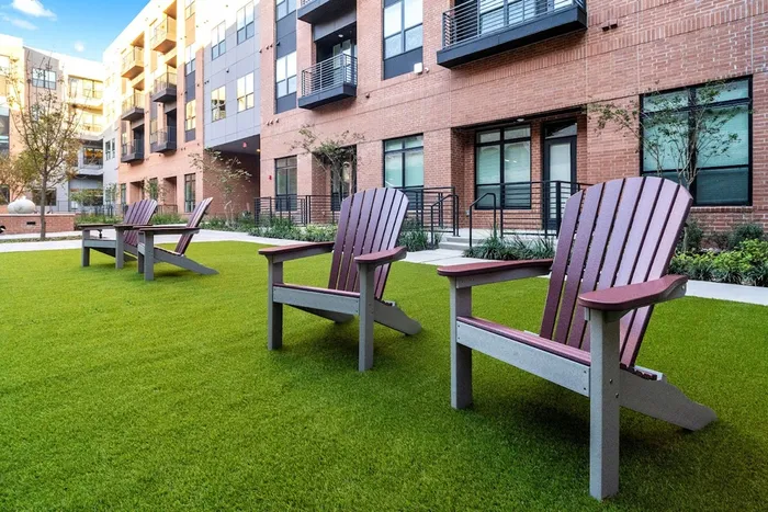 Charming courtyard with lush green lawn, TX | The Emory