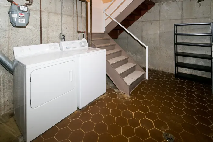 Full sized in unit washer / dryer.