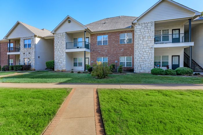Beautiful building view at Southwest Pines, a premier residential complex in Tyler, Texas