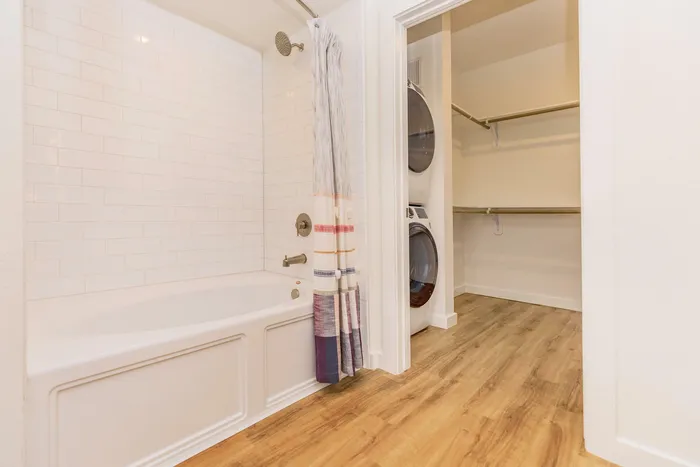 walk in closets attached to bathroom
