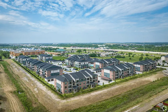 Aerial shot of Cityscape Apartments complex in Houston, surrounded by cityscape