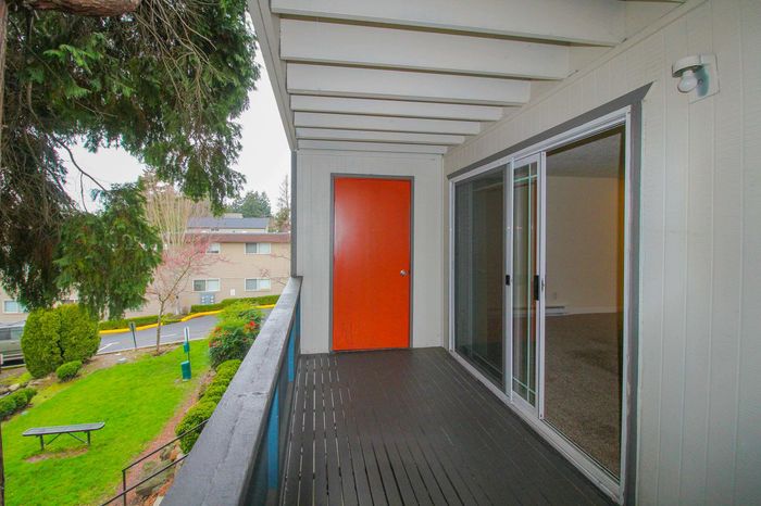 Balcony patio at Foster Creek Apartments in Tukwila WA with outdoor seating