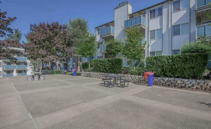 courtyard and lawn area with seating at Foster Creek Apartments in Tukwila, WA