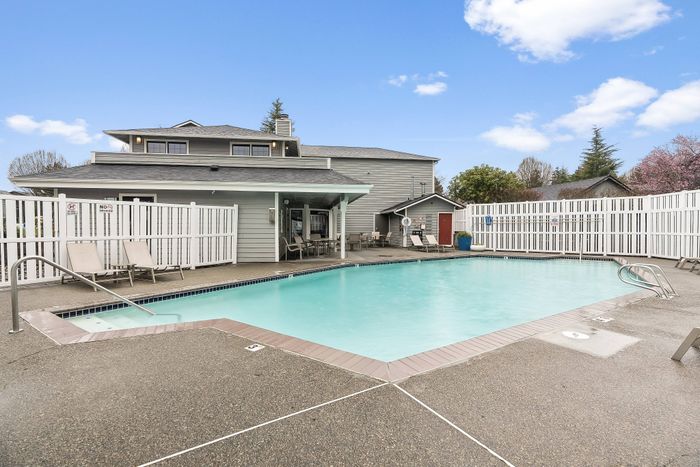 sparkiling pool at Vibe Appartments