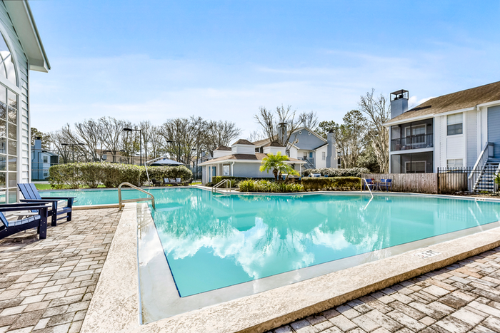 Expansive pool