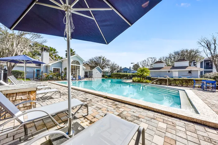 Expansive pool