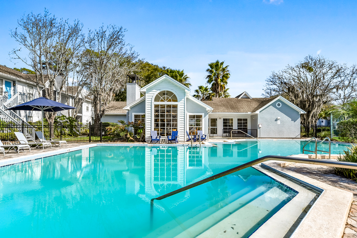 Expansive pool