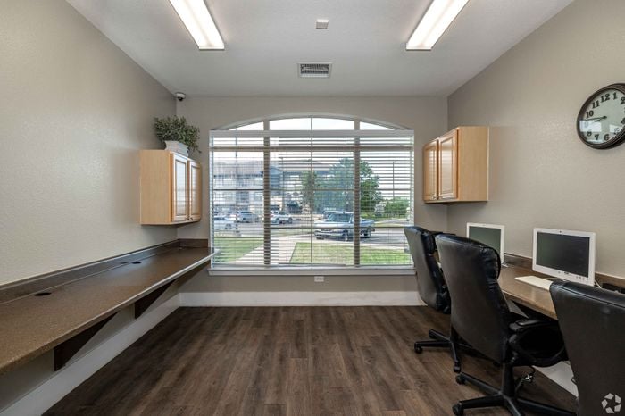 Modern office space at Inwood Crossings Business Center, Wichita, KS