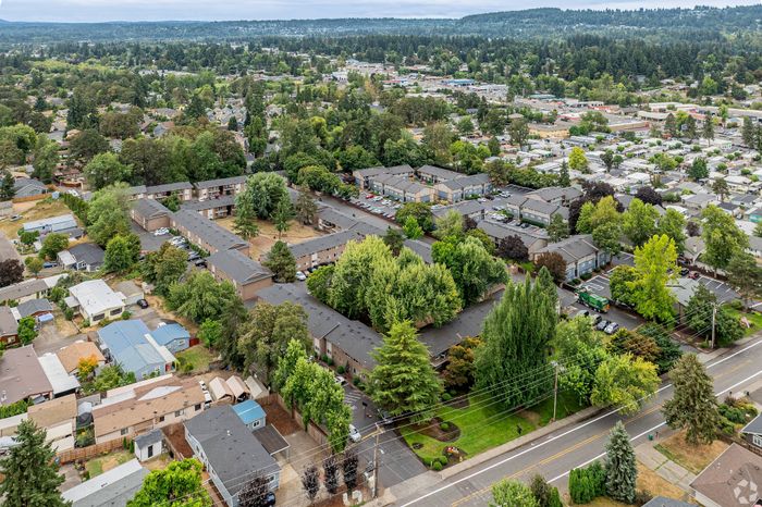 Aerial view of Fox Pointe Apartments in Portland, OR near green spaces and city amenities