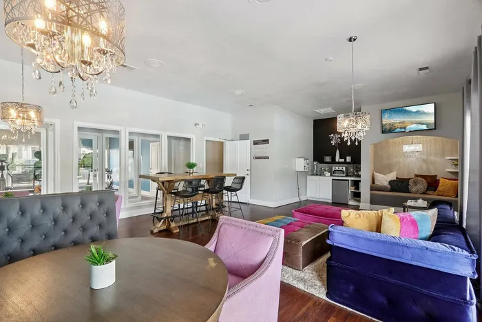 Avonmora Apartments business center and lounge for residents in Austin, TX