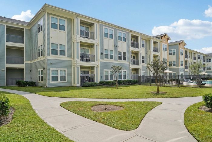 Beautifully maintained landscaping at The Broadway apartments in Houston, TX