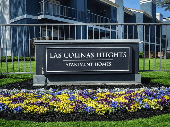 las colinas heights community sign