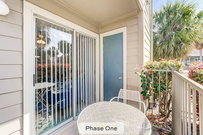 outdoor private patio/balcony
