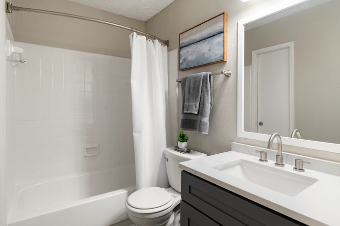 bathroom with curved shower rod