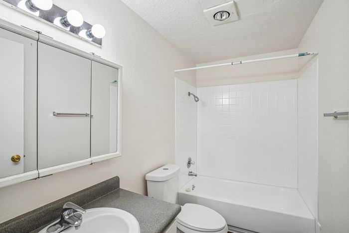 Fox Pointe Apartments Bathroom