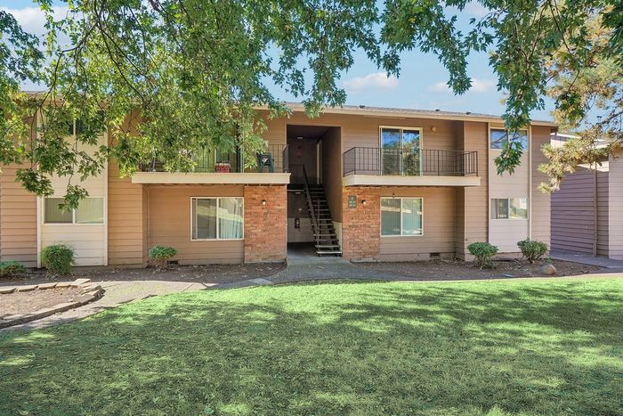 Fox Pointe Apartments front lawn