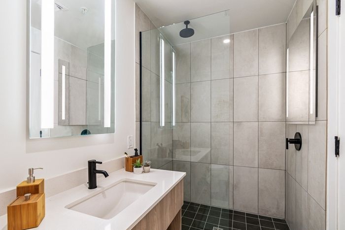Spacious Showers Apartment Homes in Phoenix, AZ | X Phoenix