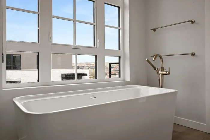 Dione | Bathroom-Main - view2