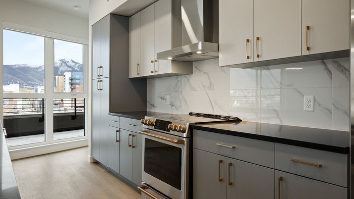 Dione | Kitchen - view2
