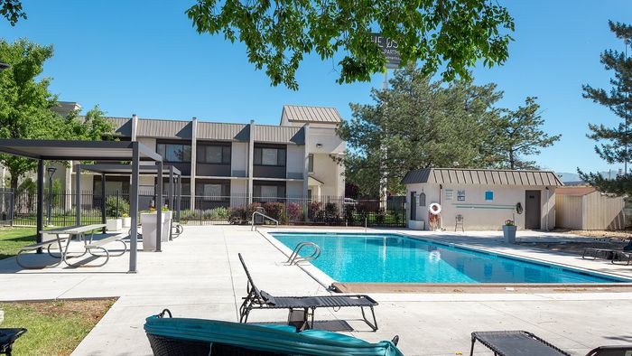 poolside-the-oslo-studio-apartments
