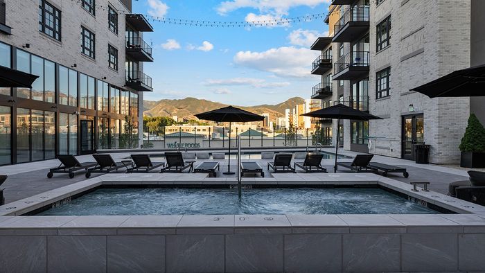 Wellness Hot Tub at Sugar Alley – hotube back view