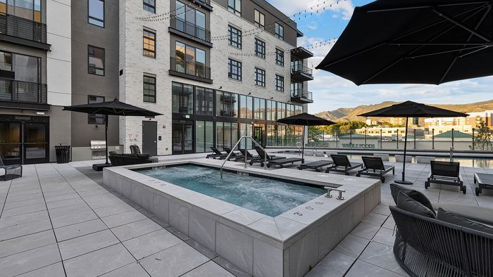 Wellness Hot Tub at Sugar Alley – hot tub side view