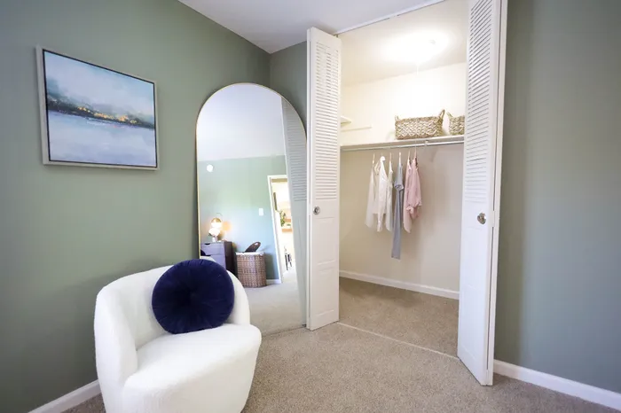 Salem Harbour Apartments Spacious Closet
