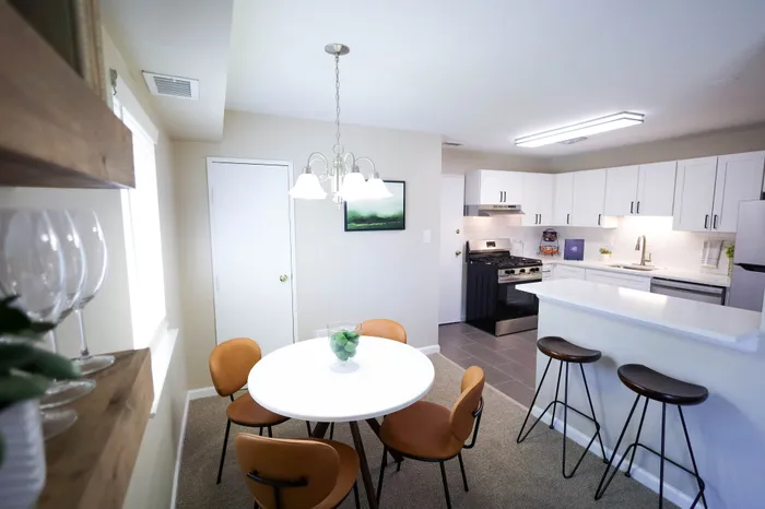 Salem Harbour Apartments Dining Room & Kitchen