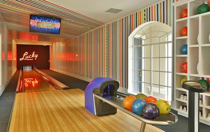 Grandeville at River Place Interior | Bowling lane | Window