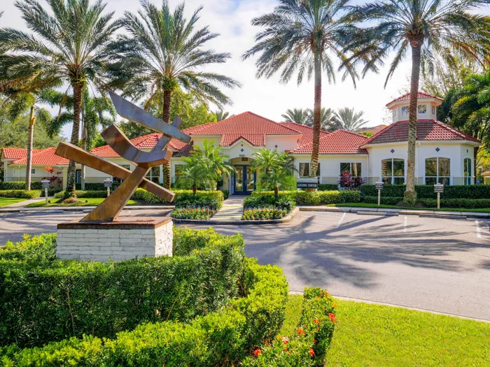 Sarasota Apartments Exterior - Saratoga Place