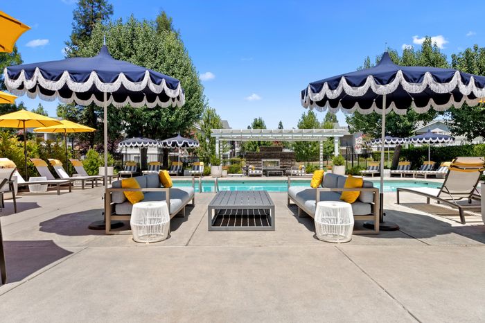 Pool Lounge